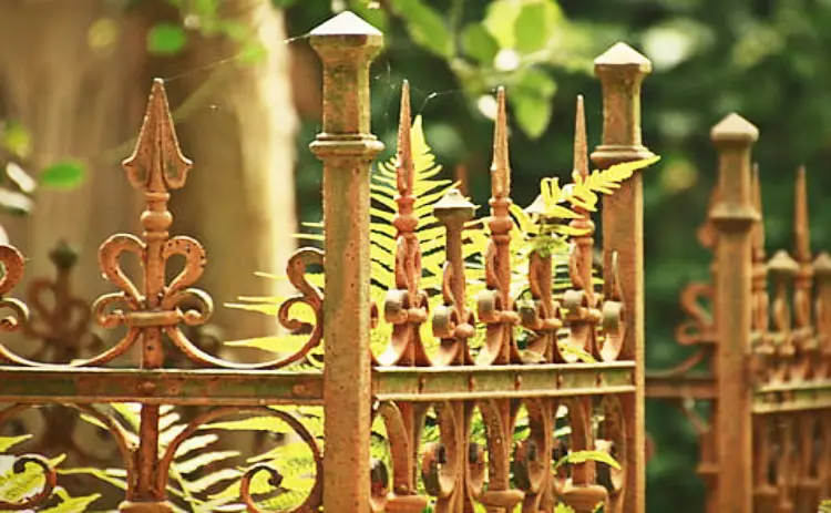 کدام حفاظ نرده دیواری را انتخاب کنیم؟