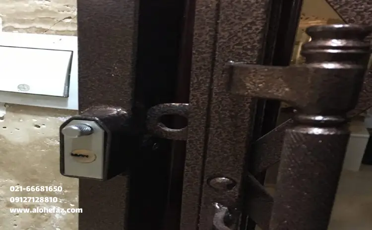 accordion door with lock